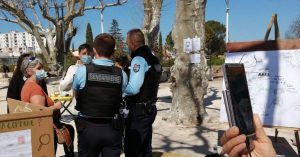 Discussion avec les gendarmes lors de la dégustation à Bollène